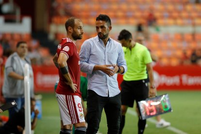 Dani Vidal da instrucciones a Gorka Santamaría en la banda del Nou Estadi.