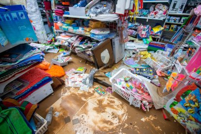 Así quedó el interior del bazar de La Móra, lleno de agua y de barro.