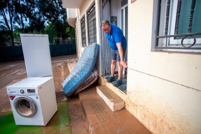 Un vecino mostrando hasta donde llegó el agua.