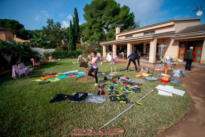Los vecinos sacando la ropa al jardin para que se secase.