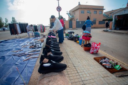 Los propietarios de una tienda limpiando los productos.