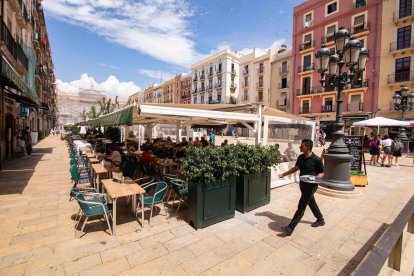 La nueva normativa elimina las estructuras fijas de toda la ciudad, menos las de la Plaça de la Font.