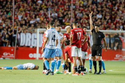Momento en que el colegiado expulsa a Nacho.