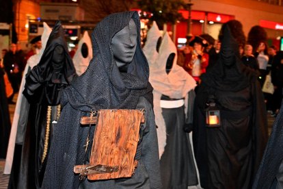 Detalle de la vestimenta y elementos que lució uno de los miembros de la danza, ya en la plaza de Prim.