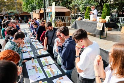 Cata de aceite durante la Fira de l’Oli de la DOP Siurana en Reus.