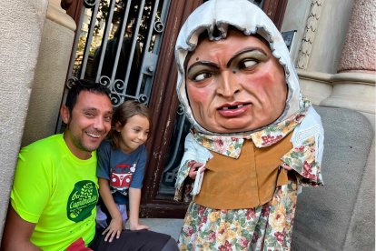 Un dels participants amb els infants que hi havia.