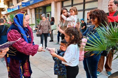 Els bufons ensenyant la història de la Reina.