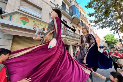 Els gegants ballant pels carrers de Valls durant la tarda.