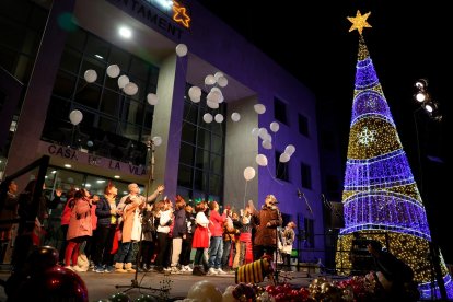 Escolares de Cambrils cantaron villancicos y lanzaron globos al cielo.