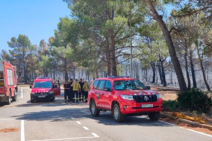 Vehículos de Bombers cerca del incendio.