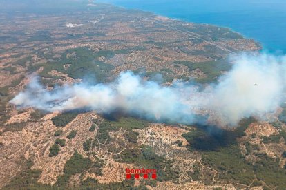 El incendio avanza rápidamente y ha creado varios focos secundarios.
