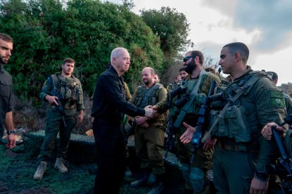 El ministro de Defensa israelí, Yoav Gallant, en un encuentro con las tropas apostadas en la frontera norte de Israel.