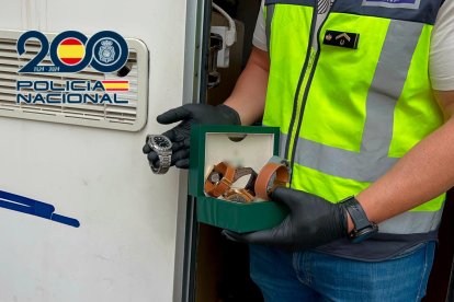 Imagen de algunos de los relojes decomisados.