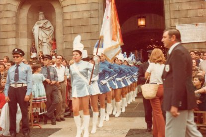 Formades al davant de l’Ajuntament de Barcelona, on van participar en la desfilada de les festes de la Mercè el setembre de 1976.