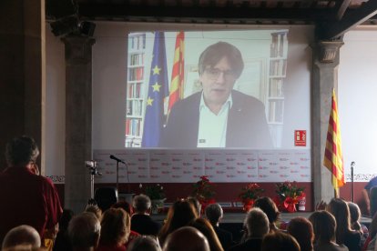 El expresidente de la Generalitat Carles Puigdemont interviene telemáticamente en el acto ‘Som 1 d’octubre’, organizado por el Consell de la República para conmemorar los siete años del 1-O.