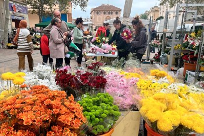 Paradas de venta de flores alrededor del Mercat Central de Reus.