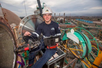 Antonio Rodríguez sujeta el dron y la consola durante una de las inspecciones efectuadas.