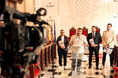 El alcalde Rubén Viñuales y el portavoz de ECP, Jordi Collado, junto a los concejales Toni Carmona (ECP) e Isabel Mascaró.