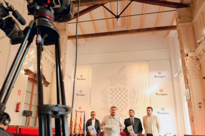 El alcalde Rubén Viñuales y el portavoz de ECP, Jordi Collado, junto a los concejales Toni Carmona (ECP) e Isabel Mascaró.