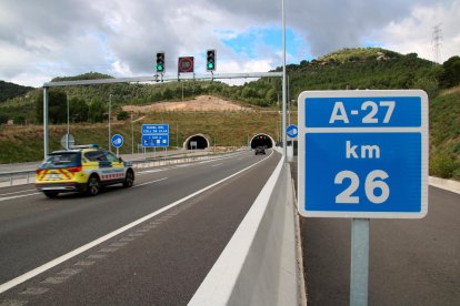 Un vehículo de los Mossos d’Esquadra entrando al túnel de coll de Lilla.