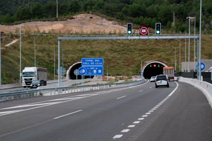 Dos vehículos y dos camiones circulando por el túnel de coll de Lilla.