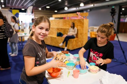Dos niñas cocinando ayer, en un taller realizado por la empresa Con S de Salud.