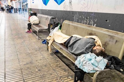 Personas durmiendo en los bancos de la estación de autobuses de Tarragona.