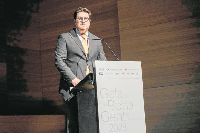 El consejero delegado del Diari, Santiago Batchilleria, abrió la gala con un discurso dedicado a los y las Bona Gent. «Estamos muy orgullosos de vosotros. Continuad demostrando que el talento de nuestra sociedad no tiene límites», dijo.