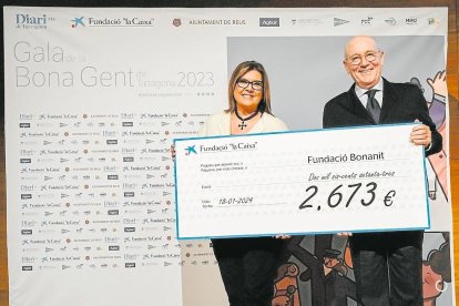 La directora de la Fundació la Caixa, Maria Gloria Olivé, entregó un cheque solidario de 2.763 euros al presidente de la Fundació Bonanit, Antoni Vives. Bonanit desarrolla una importante labor de apoyo y refugio para las personas sin techo.