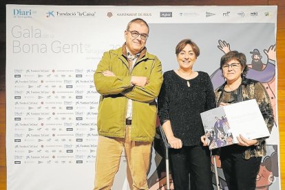 Raquel López es la primera mujer al frente de la Policía Local de Cambrils y la única inspectora jefa de todo el territorio, un ejemplo de empoderamiento femenino. Recogió el diploma, junto a Mònica de Vicente, de manos del concejal de Cambrils Enrique Arce.