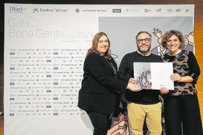 La excelencia del Trapezi recibió en 2023 una Medalla de Oro de la Academia de Artes Escénicas. La gerente de Centre Comercial la Fira, Patricia Perugini, entregó el reconocimiento al edil Daniel Recasens y a la codirectora del Trapezi, Cristina Cazorla.
