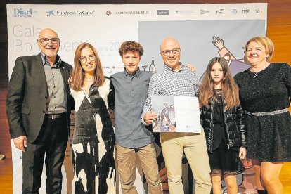 El pasado 5 de agosto Jorge Pedemonte arriesgó su vida para salvar a Elena y Cristina Ursulyan de morir ahogadas en la playa del Canyadell de Torredembarra. Recibió el diploma junto a su familia y Elena y Cristina. Lo entregó el concejal Javier Perellón.