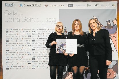 Manoli Villarino y Míriam Arenas crearon hace dos años Afasit, una entidad que ayuda a las víctimas del abuso infantil y a sus familias. La entidad tiene su sede en Valls. Ambas recibieron el diploma de manos de la alcaldesa, Dolors Farré.