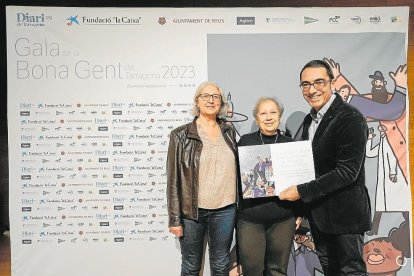 La Lliga Contra el Càncer de les Comarques de Tarragona i Terres de l’Ebre nació en 1993 para mejorar la prevención del cáncer. Juan Carlos Pardo, director general de Transpaís, entregó el diploma a la presidenta y una voluntaria, Agustina Sirgo, y Tere Miró.