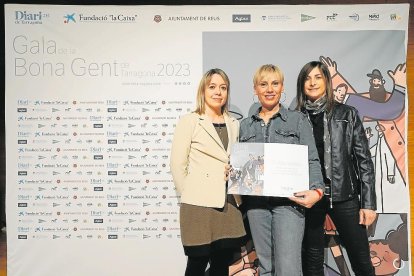 Eli Montañés es la primera mujer al frente de la UD Jesús i Maria en sus 90 años de historia. El club, además, impulsa el equipo femenino. Eli, acompañada de Mírima Montserrat, recibió el diploma de manos de la Redactora Jefa del Diari, Mónica Just. Marc Bosch