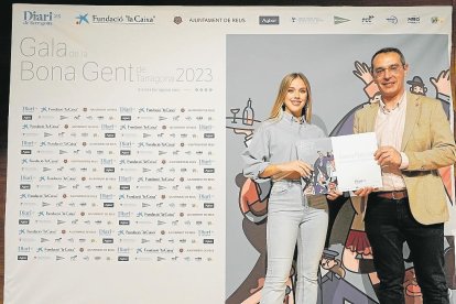 La exquisita cantante de Constantí Alèxia Pascual quedó finalista de la edición de 2023 de ‘Eufòria’. En 2022 ganó la vallense Mariona Escoda, que actuó en la fiesta postgala. El alcalde de Constantí, Òscar Sánchez, dió el reconocimiento a Alèxia.