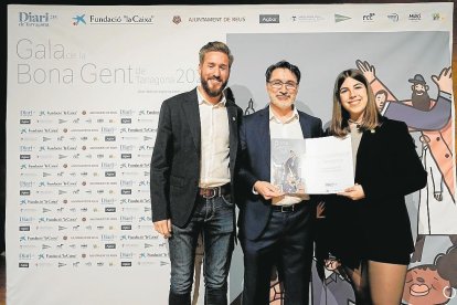 Àngela Juncosa y Jordi Anglés, de la Banda Unió Musical de Tarragona, recibieron el diploma de manos de Miquel Àngel Quero, de FCC, por el aniversario ‘redondo’ de las tres secciones de la prestigiosa formación musical tarraconense.