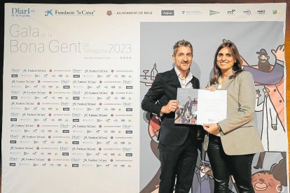 La directora del colegio Lestonnac l’Ensenyança, Elena Rodríguez, recogió el diploma que reconoce los 325 años de calidad educativa del colegio. Se lo entregó el responsable de comunicación de la Xarxa Santa Tecla, Oliver Márquez.