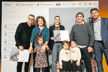 Vanessa Altés y Pedro Aguilar y Aida Torrents e Ignacio Celoné luchan por su hijas, Carlota y Alba, respectivamente, que padecen enfermedades raras. En la