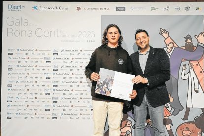 Jofré Borras, de la Víbria de Tarragona, recibió el diploma de manos del alcalde de Tarragona, Rubén Viñuales, en reconocimiento a los 30 años de una entidad que demuestra que la cultura popular de Tarragona está muy viva.