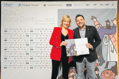 Joana Costa, galardonada con la Creu de Sant Jordi en 2023, no puedo recoger el diploma por encontrarse enferma. Lo hizo en su lugar la concejal del barrio del Serrallo, Montse Adan. Joana reside desde siempre en el Serrallo.