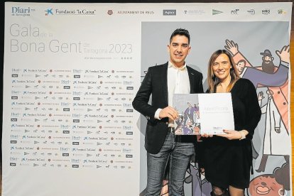 El Mag Albert (Albert Picolla) recogió su diploma de manos de la alcaldesa de Reus, Sandra Guaita, en reconocimiento a su excelencia profesional demostrada por que actuó ante 92.500 personas en una semifinal de la King’s League.