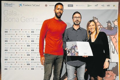 La alcaldesa de Reus también entregó el diploma a Bruno Morejón y Larry Ewulu Navarro, de la Escola Dr. Alberich i Casas, por un proyecto en que impulsaba que sus alumnos reciclasen la ropa usada como forma de respetar el medioambiente.