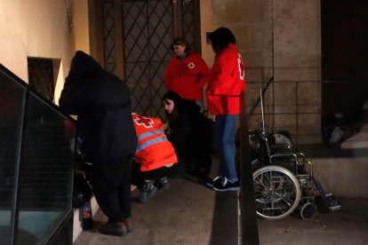 Voluntarios de Creu Roja y personal de los Serveis Socials de Tarragona atienden a unos sintecho de la Part Alta.