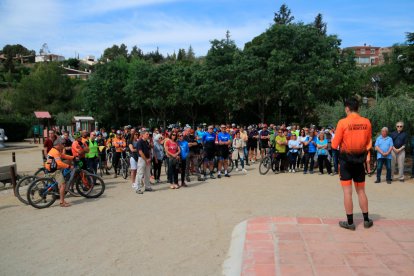 L’homenatge al ciclista envestit la setmana passada a la C-242, al seu pas per Cornudella de Montsant (Priorat), ha començat amb la lectura de diversos manifests.