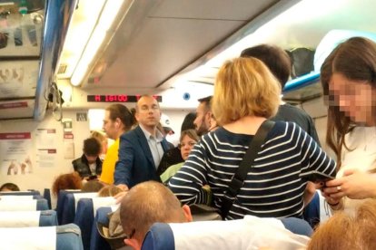 Viajeros de pie en el viaje de Barcelona a Tarragona.