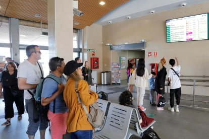 Los usuarios comprobando los horarios en la pantalla.