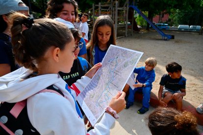 Los niños revisando el plano antes de salir.