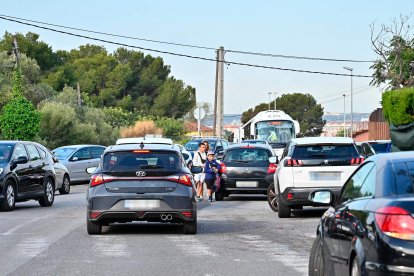 Las entradas y salidas de la escuela son un caos de coches.