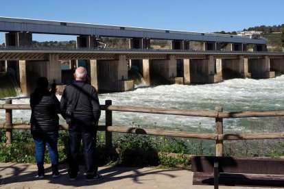 Dos veïns observen la solta d’aigua des de l’embassament de Flix.